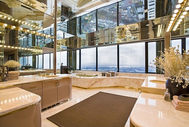 grande-salle-bains-luxe-surfaces-marbre-blanc-miroirs