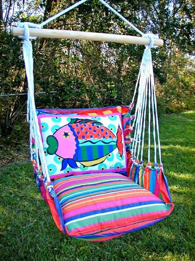 hamac-chaise-coussins-rayures-multicolores-coussins-motifs-maritimes