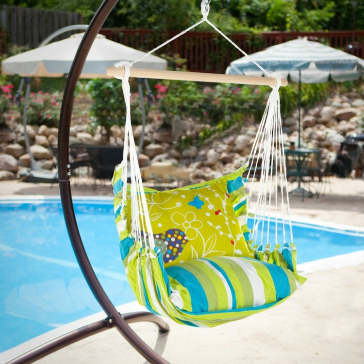 hamac-chaise-coussins-vert-anis-bleu-motifs-floraux-terrasse-piscine
