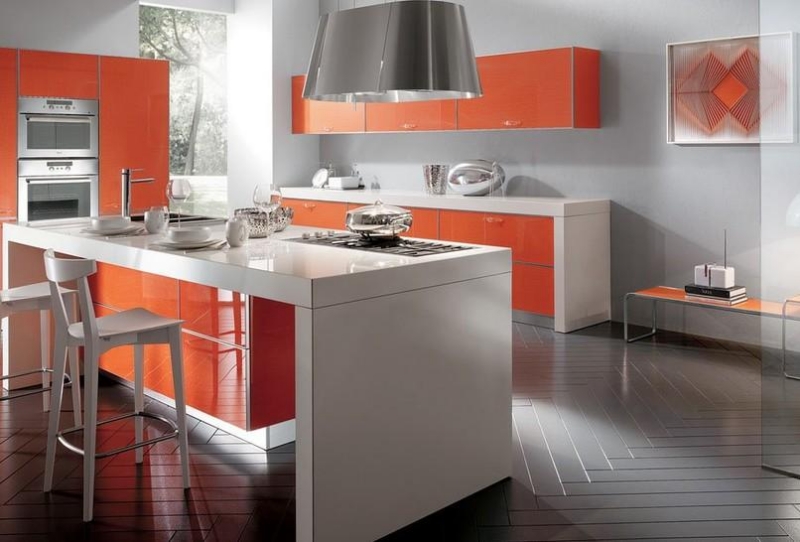 hotte-decorative-design-acier-îlot-blanc-plaque-cuisson-armoires-rouges