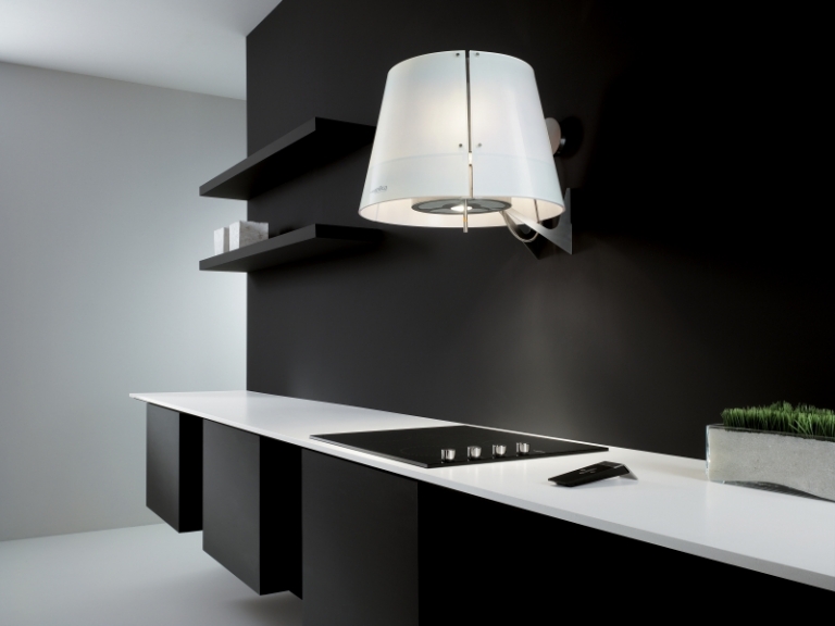 hotte-decorative-design-cuisine-noir-blanc-hotte-fixée-mur