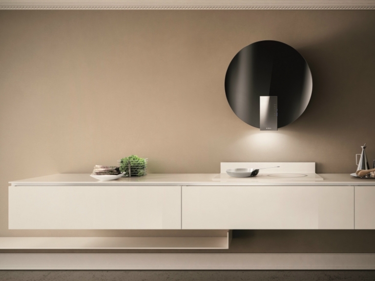 hotte-decorative-design-moderne-murale-ronde-noire-plan-travail-armoires-blanc