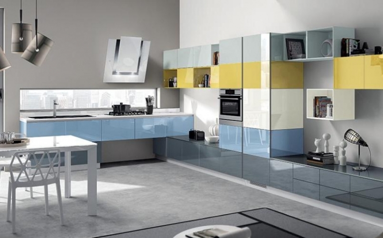 hotte-decorative-design-murale-blanche-armoires-blanc-jaune-bleu-ICO-220V