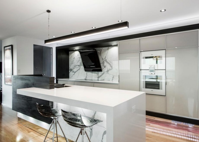 Hotte décorative design comme un point focal dans la cuisine Suspension design cuisine