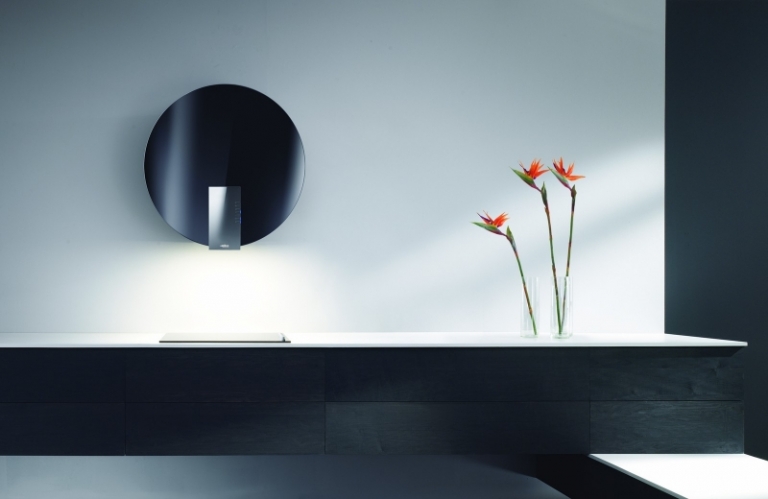 hotte-decorative-design-murale-ronde-noire-cuisine-minimaliste-noir-blanc