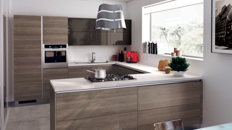hotte-decorative-design-métallique-cuisine-U-armoires-bois-plan-travail-blanc