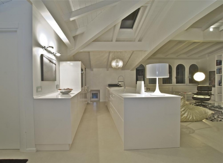 hotte-decorative-design-ronde-suspendue-verre-acier-îlot-blanc-lampes