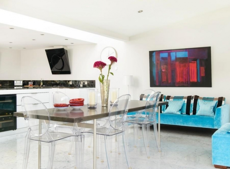 hotte-decorative-design-éclectique-cuisine-hotte-murale-noire-canapé-chaises