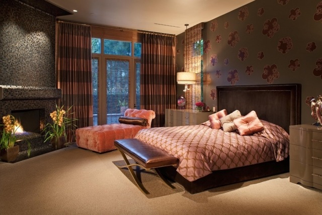 idee-chambre-de-luxe-coussins-meridienne-cheminee-eclairage