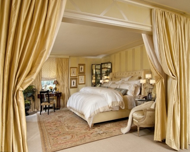 idee-chambre-de-luxe-grand-lit-chaises-rideaux-tapis-lampe-a-poser