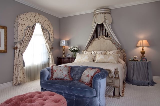 idee-chambre-de-luxe-style-royale-ciel-lit-lampe-poser-rideau-ottoman