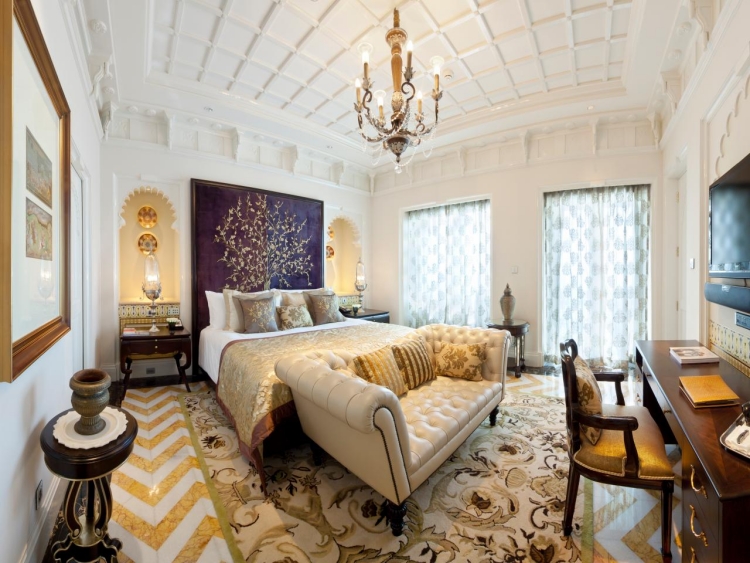 idee-chambre-de-luxe-suspenision-motif-chevron-jaune-blanch-canape-droit-grand-lit