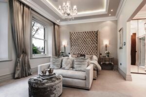 idee-chambre-de-luxe-suspension-tete-lit-ottoman-rideaux-lampe-poser