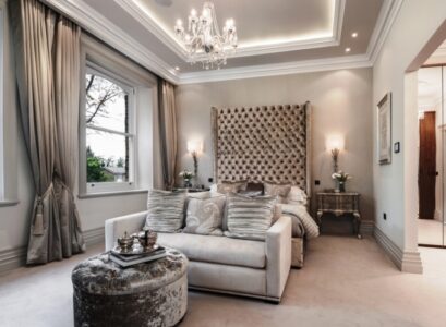 idee-chambre-de-luxe-suspension-tete-lit-ottoman-rideaux-lampe-poser