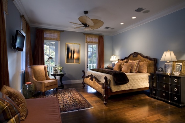 idee-chambre-luxe-style-classique-grand-lit-lampe-poser-revetement-sol-parquet-tapis-persan