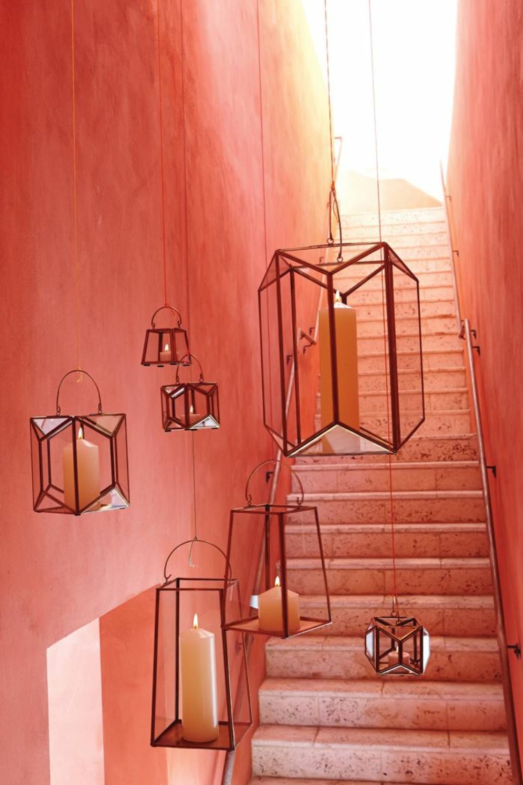 idee-decoration-detente-peinture-rose-lanternes-verre-suspendues-originales