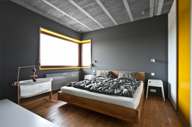 idee-peinture-murale-grise-chambre-coucher--jaune-grand-lit-coussins-revement-sol