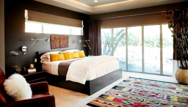 idee-peinture-murale-grise-chambre-coucher--tapis-coussins-jaune-grand-lit