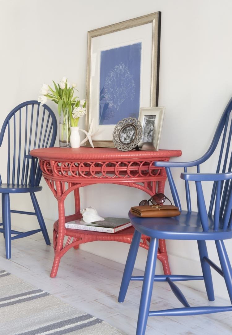 idees-deco-couloir-meubles-bleu-rouge-tableau-fleurs