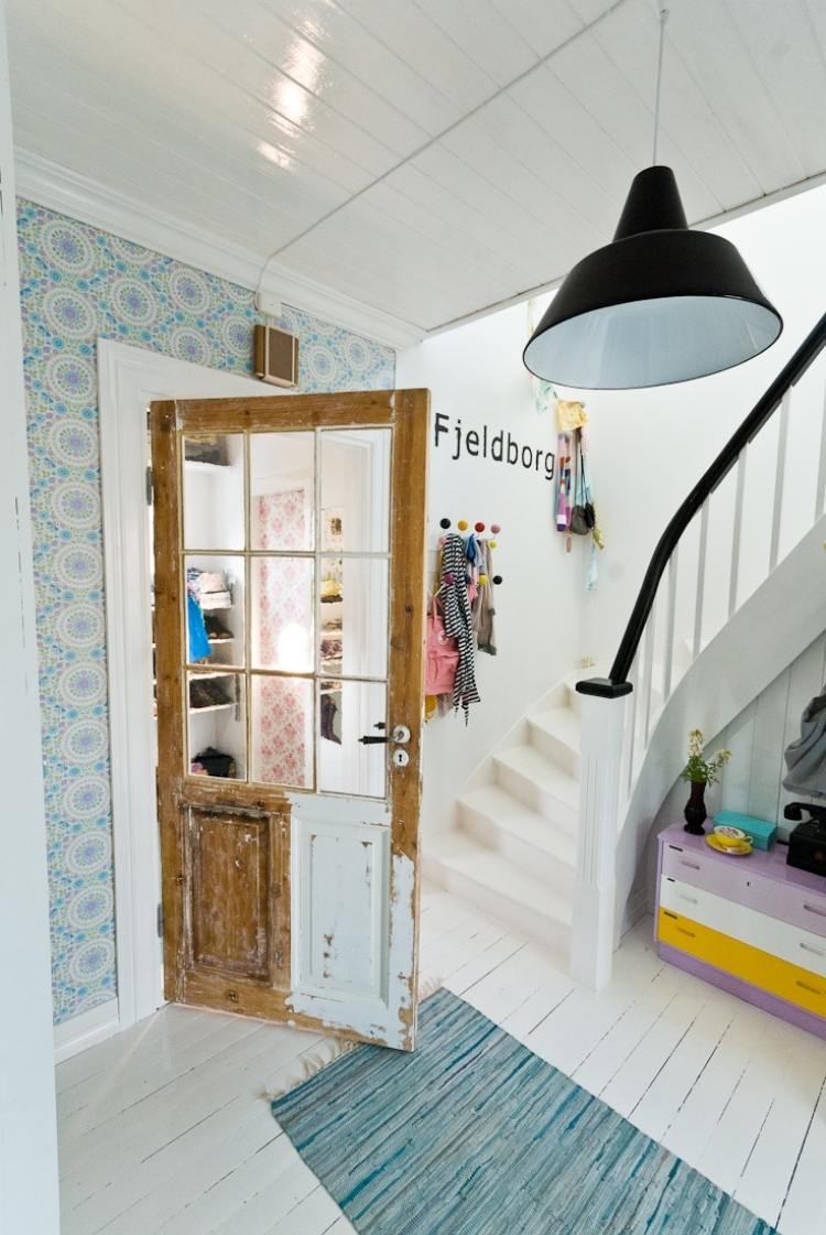 idees-deco-porte-entree-aspect-vieilli-lampe-plafond-escalier