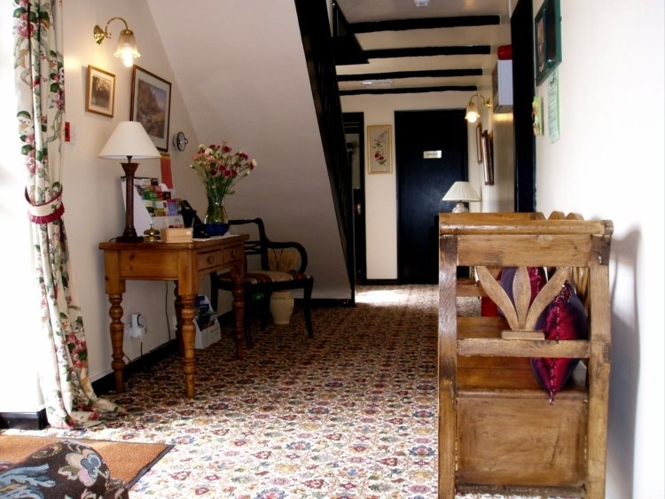 idees-deco-couloir-rideaux-motif-floral-meubles-bois