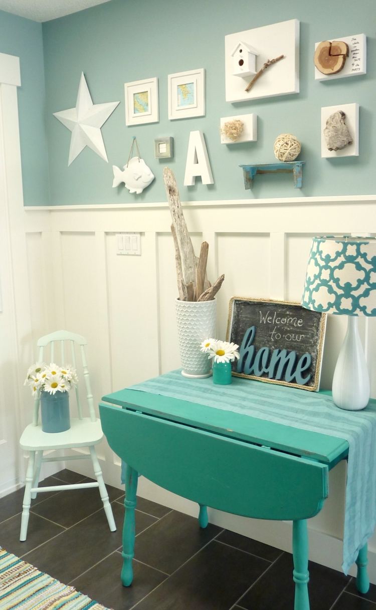 idees-deco-couloir-table-pliable-couleur-turquoise-chaise-bouquet-fleurs-etoile-murale