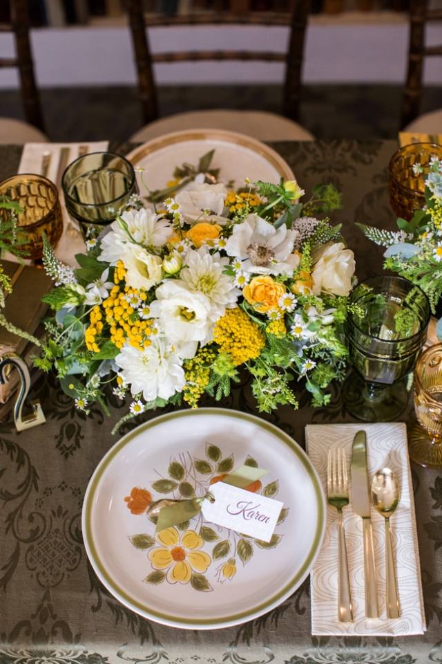 idees-decoration-mariage-arangements-fleurs-noms-table-assiettes-motifs-floraux