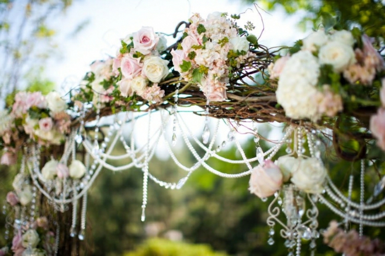 idees-decoration-mariage-arche-mariage-roses-guirlandes-perles idées décoration mariage