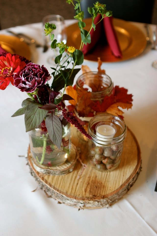 idees-decoration-mariage-automne-rondelle-bois-fleurs-feuilles-bocaux