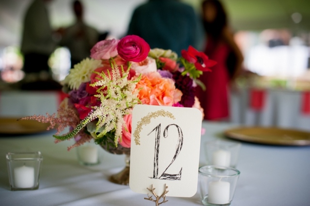 idees-decoration-mariage-bouquet-fleurs-numéro-table-bougies