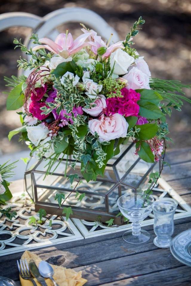 idees-decoration-mariage-bouquet-roses-feuilles-vase-verre