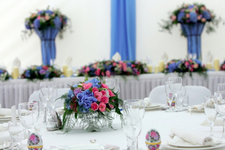 idees-decoration-mariage-bouquets-fleur-bleues-roses-oeufs-immitant-fabergé