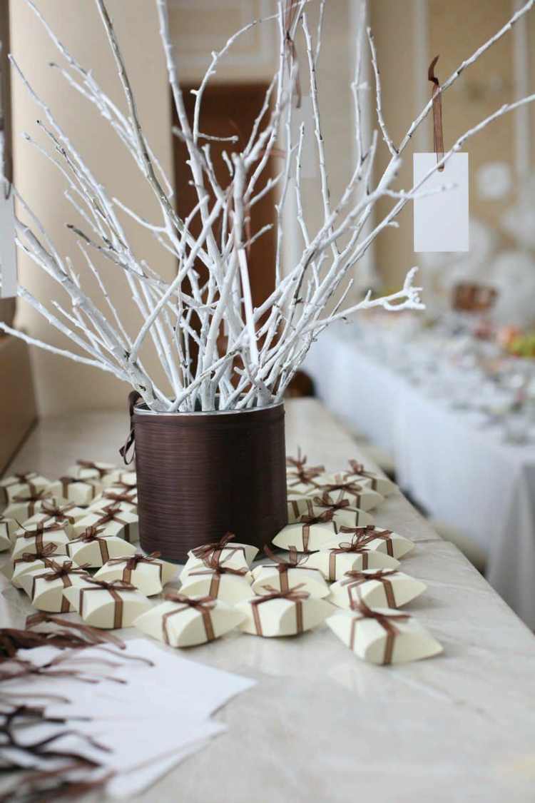 idees-decoration-mariage-branchettes-blanchies-cadeaux-invités-rubans-marron idées décoration mariage