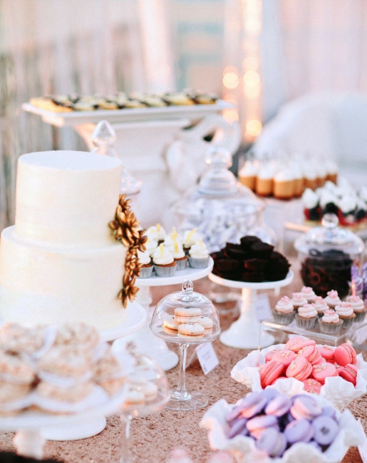 idees-decoration-mariage-candy-bar-sucreries-gâteau-macarons-rose-lilas