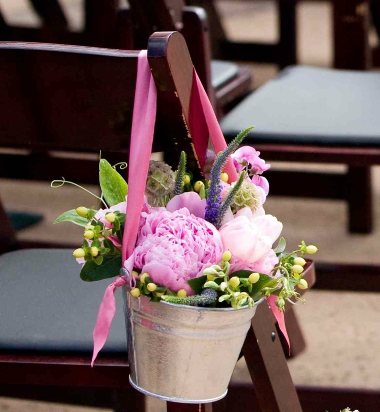 idees-decoration-mariage-chaise-seau-décoratif-pivoine-rose idées décoration mariage