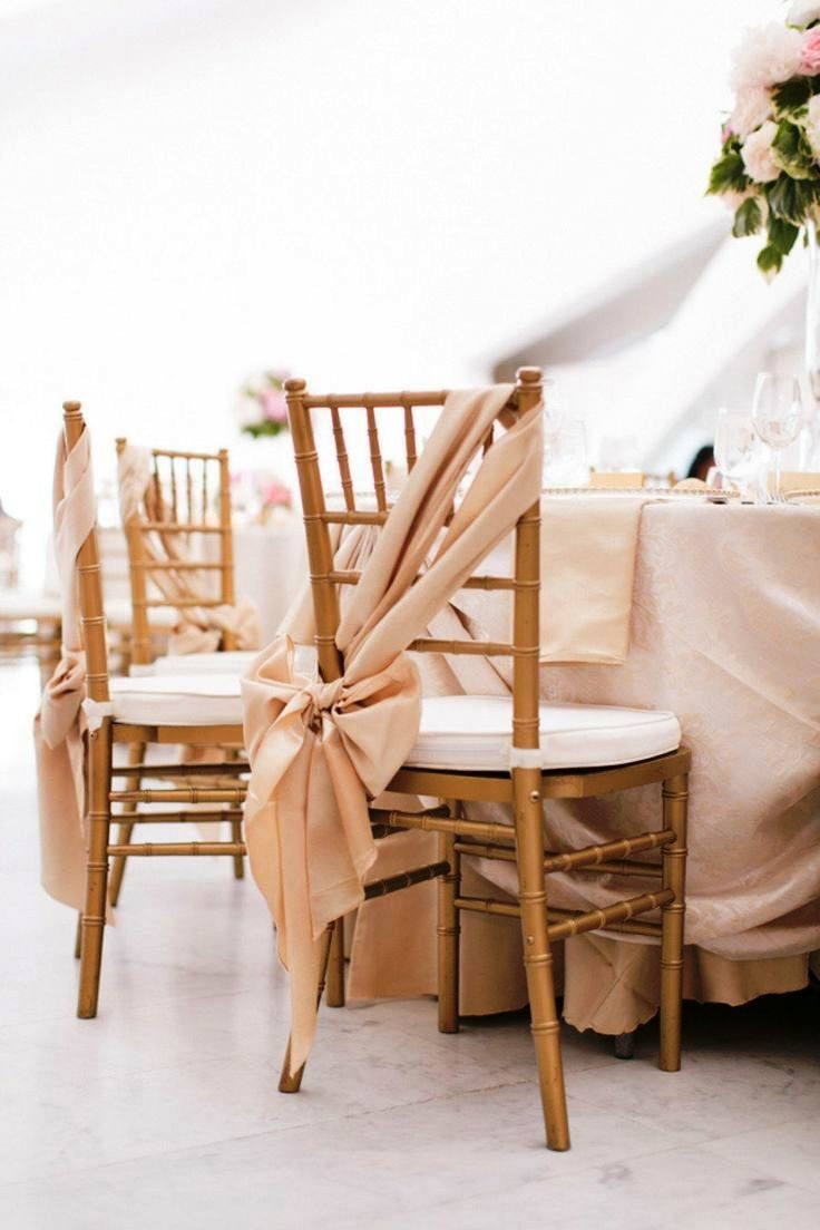idees-decoration-mariage-chaises-rubans-satin-champagne-fleurs idées décoration mariage