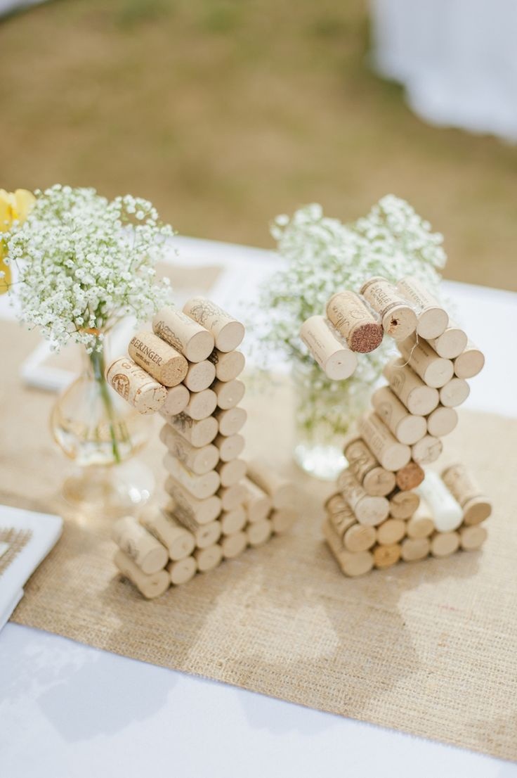 idees-decoration-mariage-chiffre-table-bouchons-liège-jute-gypsophiles