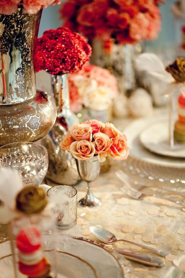 idees-decoration-mariage-classique-nappe-pailletée-roses-pêche-vases-métal