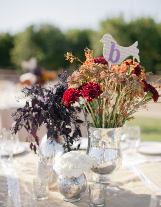 idees-decoration-mariage-fleurs-champ-vases-ornements-métal