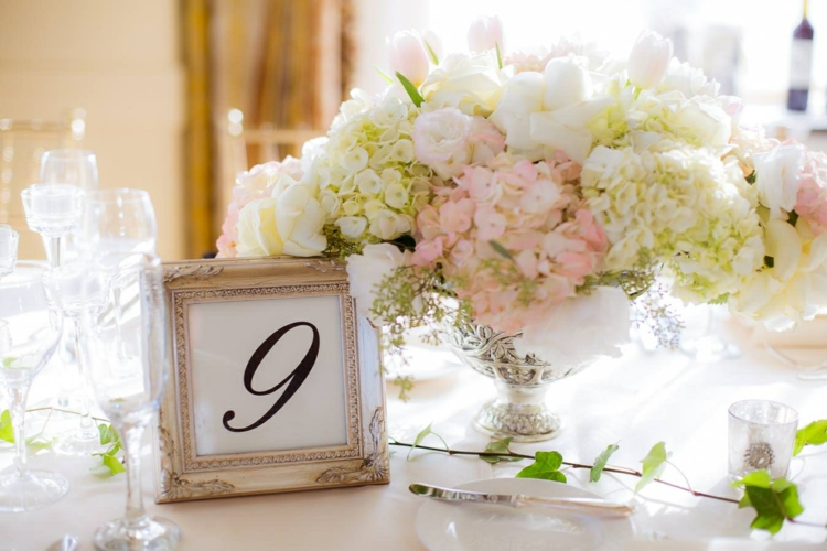 idees-decoration-mariage-hortensias-rose-blanc-roses-branchette-lierre-numéro-table