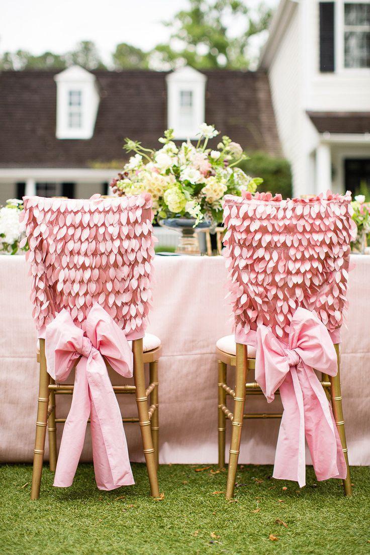 idees-decoration-mariage-housses-chaises-rose-pâle-rubans-feuilles-roses idées décoration mariage