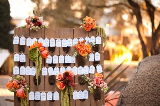 idees-decoration-mariage-mur-étiquettes-bouquets-tulipes-roses-succulentes