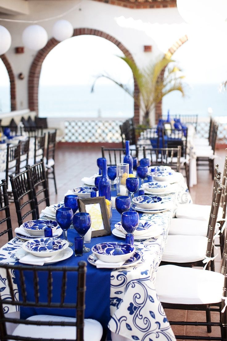 idees-decoration-mariage-nappe-blanche-arabesques-bleu-chemin-table-bleu-verrerie