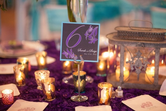idees-decoration-mariage-nappe-roses-pourpres-porte-bougies-métal-numéro-table