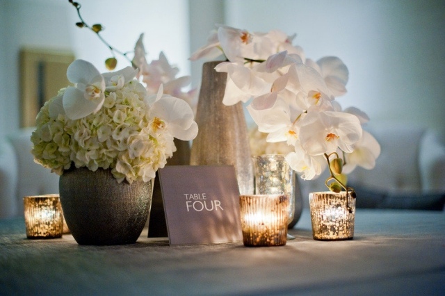 idees-decoration-mariage-orchidées-hortensias-blanches-porte-bougies