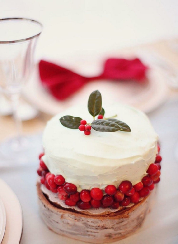 idees-decoration-mariage-petit-gâteau-baies-rouges-ruban-rouge idées décoration mariage