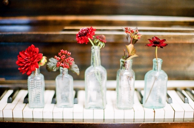 idees-decoration-mariage-piano-vases-bouteilles-fleurs-rouges