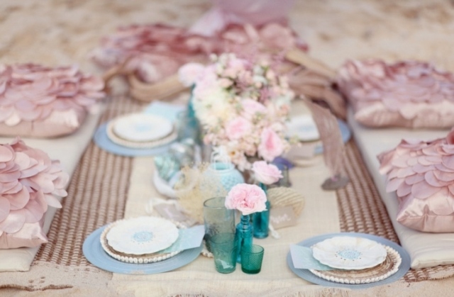 idees-decoration-mariage-plage-coussins-feuilles-roses-assiettes-fleurs
