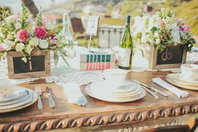 idees-decoration-mariage-plein-air-table-bois-arrangements-fleurs-petits-tableaux-noirs-IDO