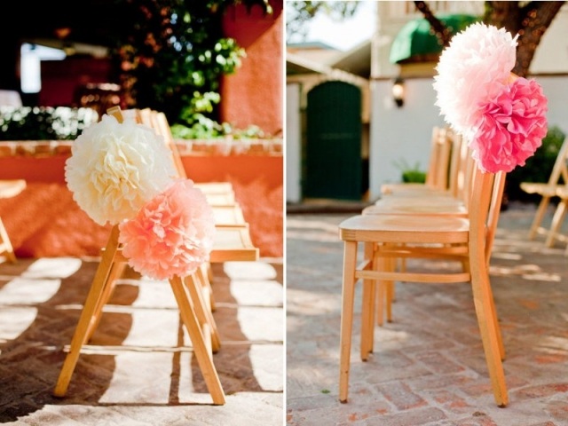 idees-decoration-mariage-pompons-papier-soie-blanc-rose